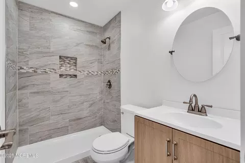 Bath - 17 Leighton Ct, Berkeley, NJ 08721 photo 1 of 2