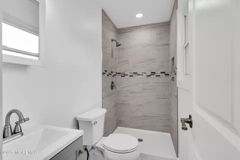 Bath - 17 Leighton Ct, Berkeley, NJ 08721 photo 2 of 2