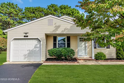17 Leighton Ct, Berkeley, NJ 08721