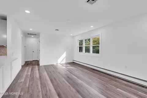 Living - 17 Leighton Ct, Berkeley, NJ 08721 photo 3 of 5