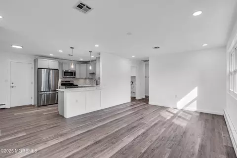 Living - 17 Leighton Ct, Berkeley, NJ 08721 photo 4 of 5