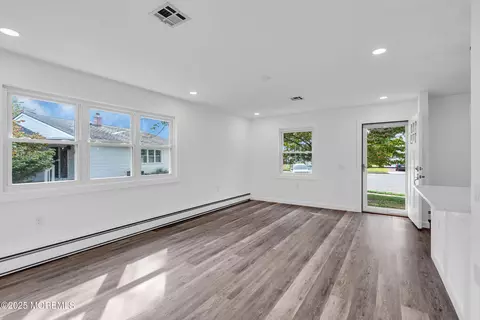 Living - 17 Leighton Ct, Berkeley, NJ 08721 photo 2 of 5