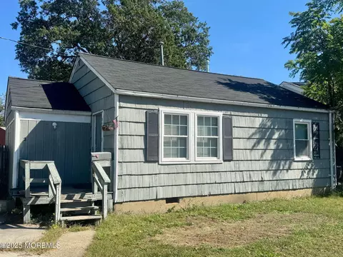 2 Saint Peters Pl, Keansburg, NJ 07734
