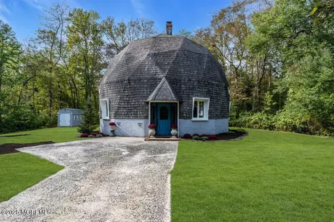 56 Lakeside Dr, Farmingdale, NJ 07727