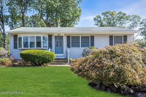 597 Huckleberry Ln, Toms River, NJ 08753