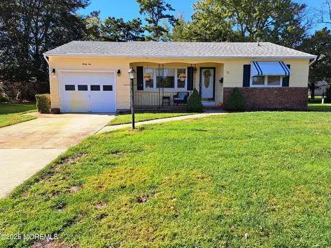 32 Sutherland Ct, Toms River, NJ 08757