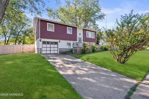11 Spruce Ter, Jackson, NJ 08527