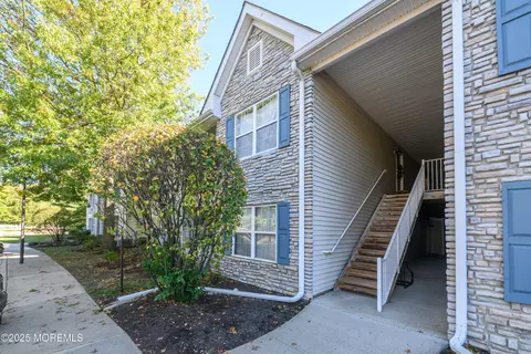 816 Wedgewood Cir, Belford, NJ 07718
