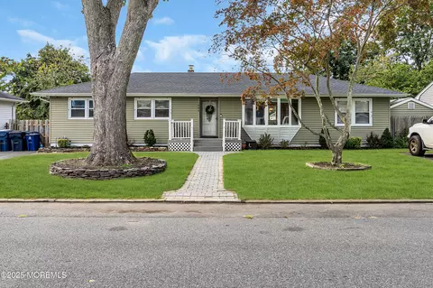808 Sunset Rd, Beachwood, NJ 08722
