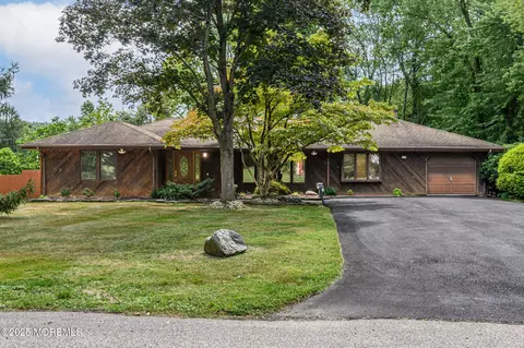 10 Deercrest Dr, Holmdel, NJ 07733