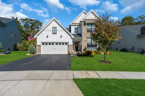 140 Grandview Cir, Farmingdale, NJ 07727