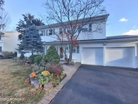 5 Elaine Ct, Old Bridge, NJ 08857