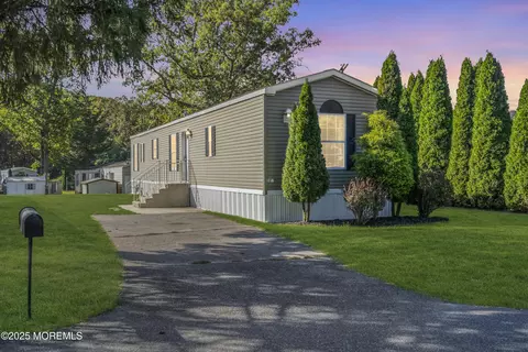 125 Oak Dr, Manchester, NJ 08759