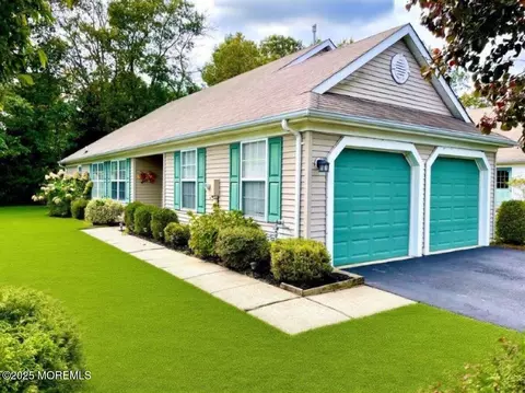 6 Schoolhouse Ln, Lakewood, NJ 08701