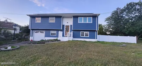 39 Oak Ter, Howell, NJ 07731
