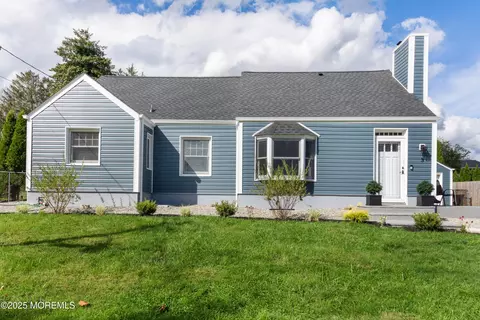3 Crestwood Dr, Freehold, NJ 07728