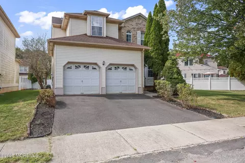 18 Egret Ln, Marlboro, NJ 07746