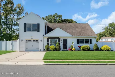 18 Monterey Dr, Hazlet, NJ 07730