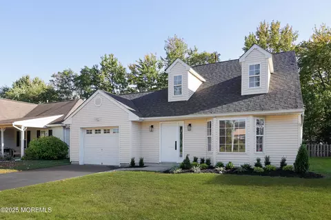 4 Ellison Ct, Union Beach, NJ 07735