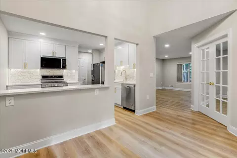 321 Sunshine Ct, Englishtown, NJ 07726