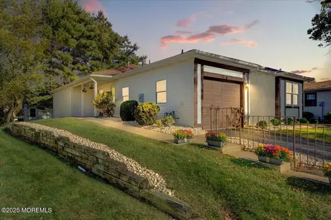 26 Lansdale Dr, Marlboro, NJ 07746