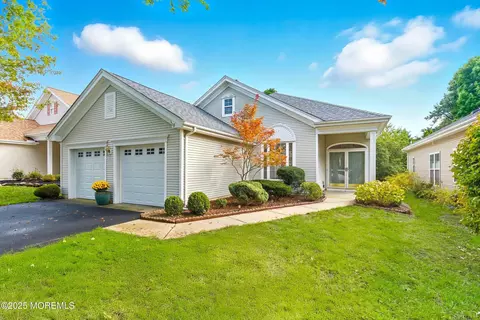 16 Greenways Ln, Lakewood, NJ 08701