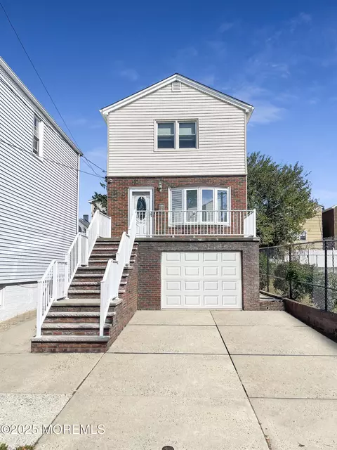 63 Cottage St, Bayonne, NJ 07002