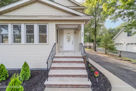 901 Palmer Ave, Holmdel, NJ 07733