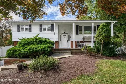 25 Highland Dr, Manalapan, NJ 07726
