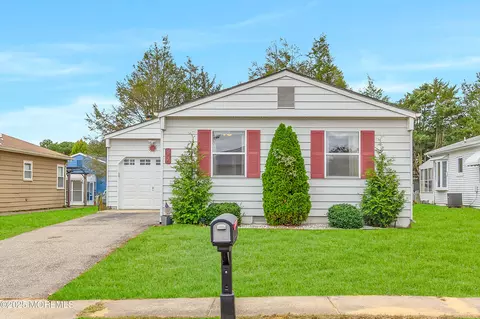 12 Virgin Islands Dr, Toms River, NJ 08757