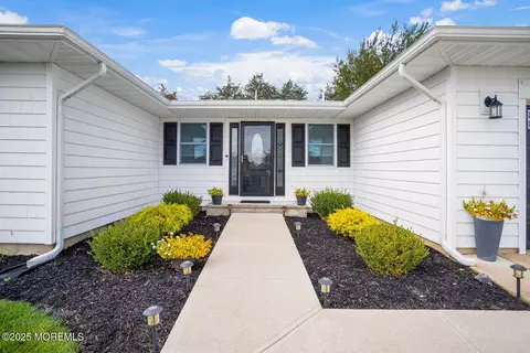24 Maracaibo Pl, Toms River, NJ 08757
