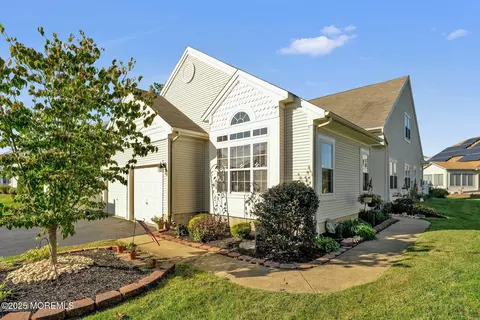 5 La Rochelle Dr, Manchester, NJ 08759