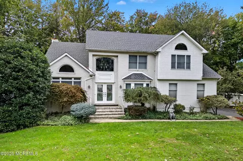 2 Guinevere Rd, Monroe, NJ 08831