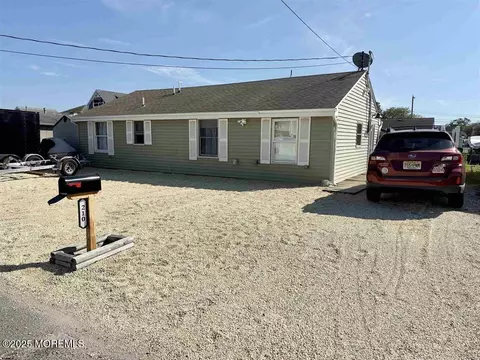 210 Fernwood Dr, Bayville, NJ 08721