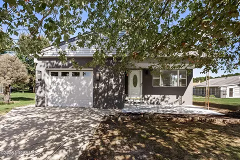 5 Saint Andrews Ct, Toms River, NJ 08757