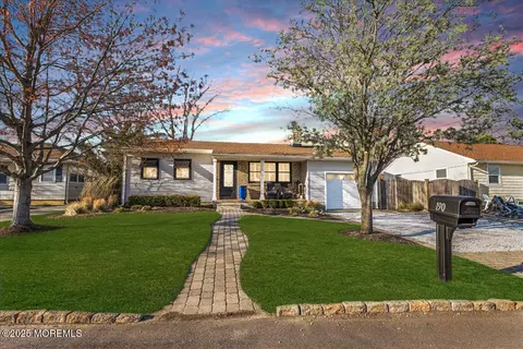 190 Bay Stream Dr, Toms River, NJ 08753