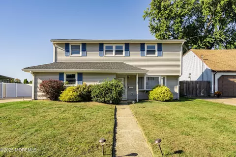 10 Deer St, Hazlet, NJ 07730