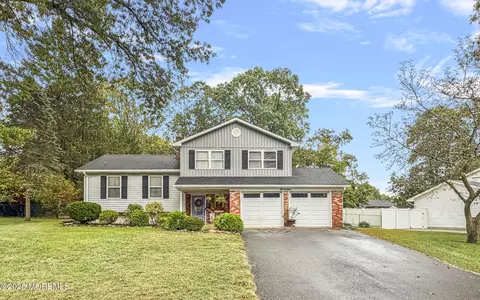 17 N Longview Rd, Howell, NJ 07731