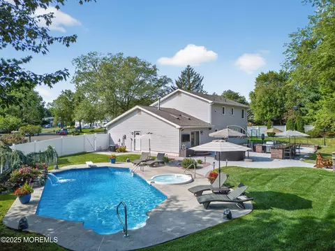 16 Clearbrook Ct, Matawan, NJ 07747