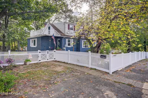 1 Hobart St, Keyport, NJ 07735