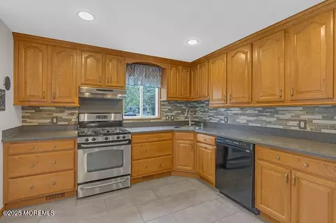 2 Ware Pl, Middletown, NJ 07748 photo 22