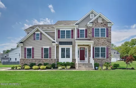 4 Runyon Rd, Middletown, NJ 07748