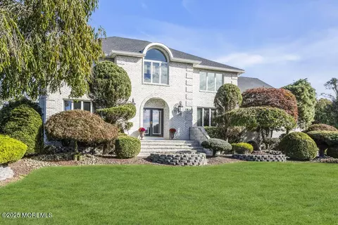 7 Nottinghill Ct, Manalapan, NJ 07726