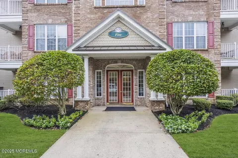 512 Sophee Ln, Lakewood, NJ 08701