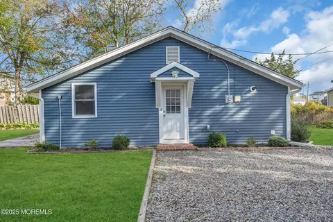 4 Pine Bluff Rd, Toms River, NJ 08753