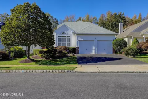 9 Gainsborough Ct, Manalapan, NJ 07726