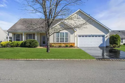 8 Rosedale Ln, Whiting, NJ 08759