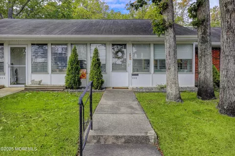 113 Edinburgh Ln #B, Lakewood, NJ 08701