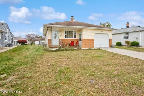 18 San Salvador St, Toms River, NJ 08757