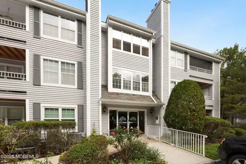 102 Raintree Ct, Helmetta, NJ 08828